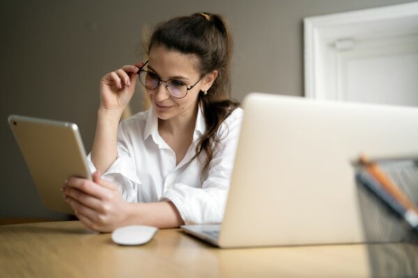 Naviguer sur internet au travail peut optimiser votre rendement pro