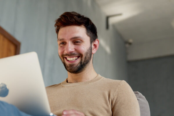 Optimisez votre saisie avec les crochets sur MacBook